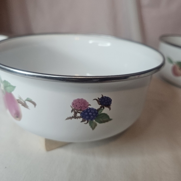 Vintage Enamel Fruit Bowls - Set Of 3 - Cherry, Raspberry, Apple, Grape, Peach - Picture 4 of 15